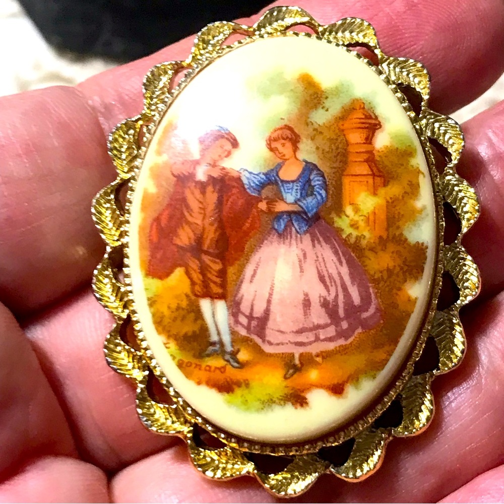 Fragonard Courting Cameo brooch, large